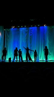 🛠️✨Darrere d’”Una altra manera” hi ha hores d’assajos, coreos, riures, llums, muntatge i molt d’amor.

El 14 i 15 de juny vam estrenar aquest nou espectacle que hem construït entre totes, i aquí us deixem un tastet d’alguns moments previs🫶🏼