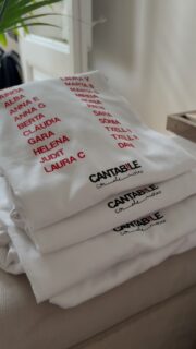 Si vas venir a l’últim concert, potser recordaràs el moment en què vam sorprendre el cor amb unes samarretes molt especials. La gent que estimo és una cançó que ens emociona i simbolitza la connexió que compartim, i per això volíem tancar el curs amb un record d’aquest any juntes. Demà les estrenarem al concert que farem a l’Espai de la Calma (@cerclegracia ) per la Festa Major de Gràcia. 🎶💛 Vine a viure-ho amb nosaltres!