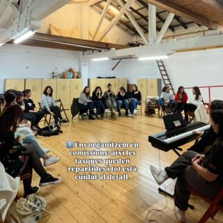 Avui és dijous, dia d’assaig, i toca…

 ✨ 3 coses que no sabies de Cantabile ✨

1️⃣ Ens organitzem en comissions: així les tasques queden repartides i tot està cuidat al detall💕👗🎶.
2️⃣ A Cantabile hi ha qui porta més de 20 anys cantant… i d’altres que acaben de començar. Entre totes fem equip! 💜🫂
3️⃣ Després de cada assaig, sopem juntes. Ens estimem dins i fora de l’escenari! 🎶🍽️