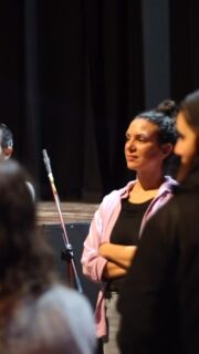 Avui fa 2 anys estrenàvem KM0: un espectacle de cançons catalanes i històries properes.
Això és el que passava abans que s’aixequés el teló: nervis, complicitat i aquella màgia que neix just abans que comenci la música. ✨🎶