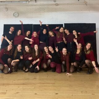 Dissabte passat, com ja comença a ser tradició, vam cantar a El Vilosell per recaptar fons per a la Marató de TV3. Un dia preciós per gaudir en família i compartir somriures ❤️.

Diumenge vam brillar al concert de Nadal del Cercle de Gràcia, compartint escenari amb els cors A Tempo i Vivace ✨.

I avui, hem portat nadales pels carrers de Vallcarca, amb molt d’afecte, per donar suport al comerç del barri 🛍️🎵.

Ara ens retirem fins al gener. Són dies de família, abraçades i felicitat 💛.
Molt bones festes de part de tot el cor Cantabile! 🎁🎶