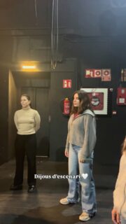 Alguns dijous assagem directament a l’escenari 🎶
Ens serveix per preparar millor els concerts, adaptar-nos a l’espai i anar entrant en l’ambient del que vindrà ✨