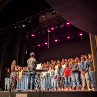 Així va ser el nostre concert de primavera amb @newgenerationchoirgirona 🌷🪻🌻
Gràcies a totes les persones que vau venir a compartir-lo amb nosaltres, a New generation per omplir l’escenari d’energia, a la Carla per crear aquesta unió tan especial i a l’ @ann__rae per dirigir-nos 🫶🏼