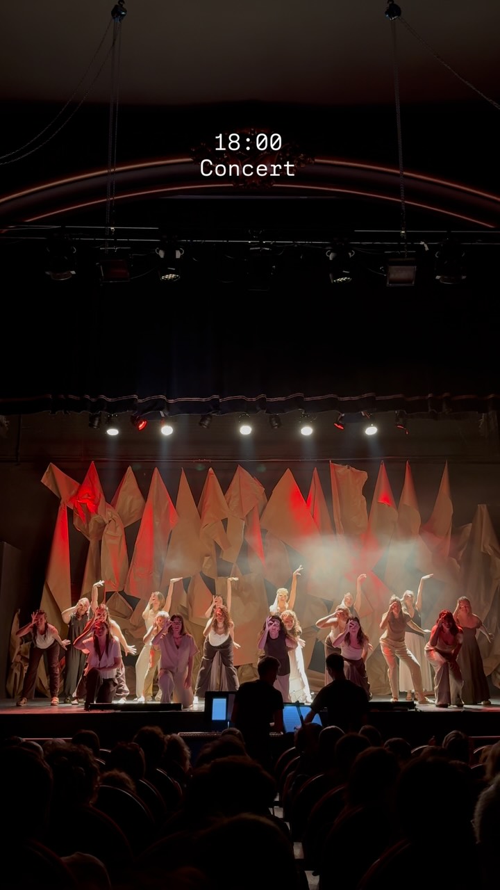 Una tarda de concert resumida en 45 segons. Moltes gràcies a tots els que vau venir! 🎤💫

I ATENCIÓ! 🚨El curs que ve obrim portes. Busquem noves veus que vulguin viure des de dins dies com aquest. Si vols cantar, fer pinya i crear espectacles com aquest, t’estem esperant! 
Escriu-nos un correu a cantabilecornoies@gmail.com