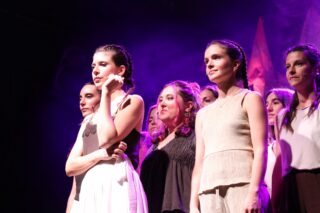 Aquestes fotos tan increïbles del nostre últim concert (gràcies als pares de la Clàudia! ❤️) resumeixen molt bé el que és Cantabile: música, complicitat i molta passió a l’escenari.
Aquest curs s’acomiaden algunes noies del grup que emprenen nous camins, així que se’ns queden vacants lliures i necessitem reforçar la colla! 🎤
Busquem noies que vulguin sumar-se al grup, fer pinya i gaudir de projectes com aquest. 

📩 Escriu-nos un missatge a cantabilecornoies@gmail.com i vine a fer una prova! T’estem esperant amb els braços oberts. 🌸
